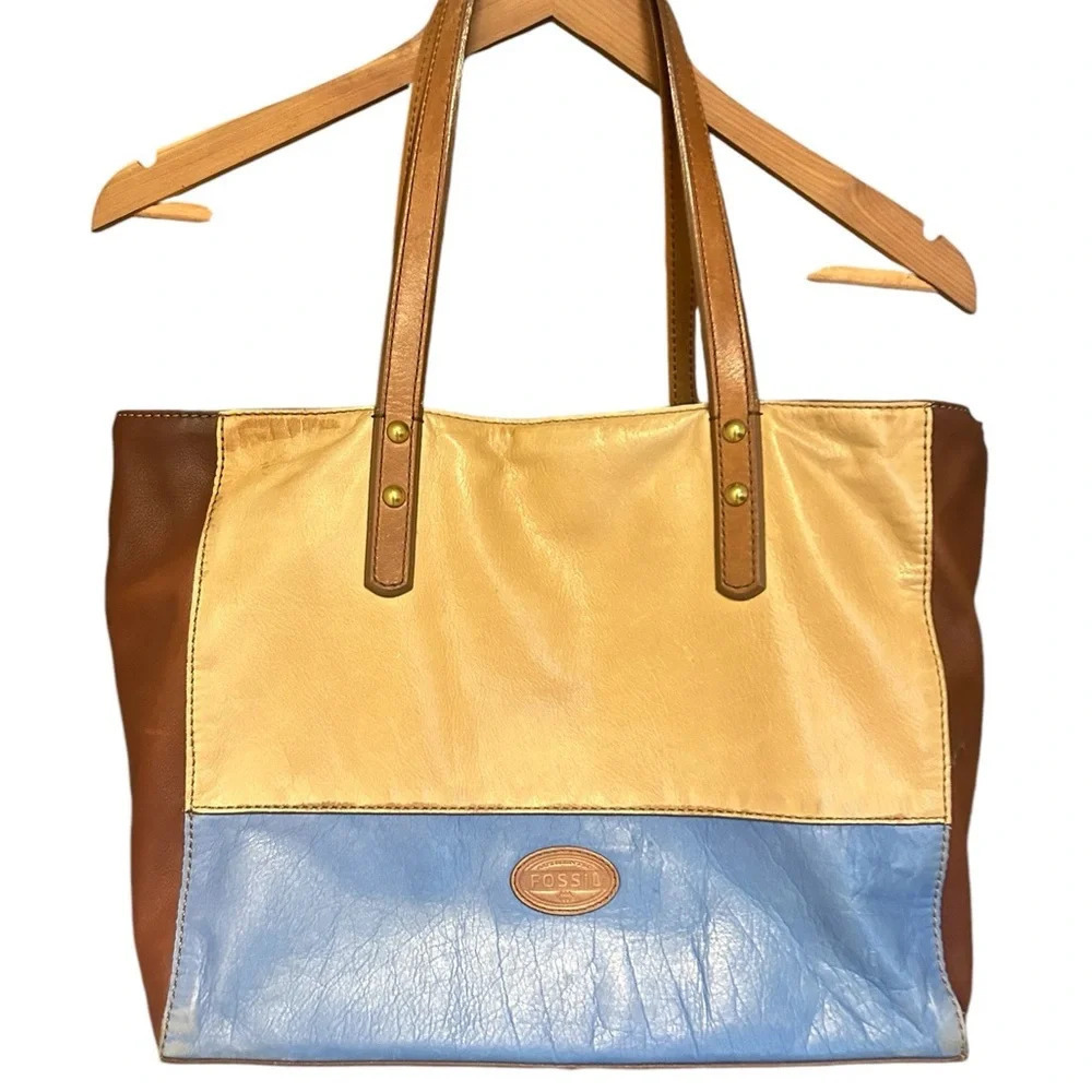 Fossil vintage mid size bag in excellent condition aside from small….